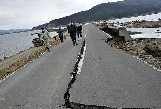 Estrada danificada por sismo no Japão, neste ano; terremoto pode ser provocado pela ação humana na Natureza