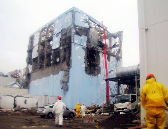 Imagem divuilgada pela Tepco mostra operações de reparação no reator 4 da usina de Fukushima Nº1, no Japão