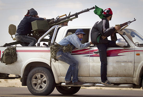 Rebeldes líbios fogem dos arredores de Ajdabiya sob ataque de morteiros das forças de Gaddafi