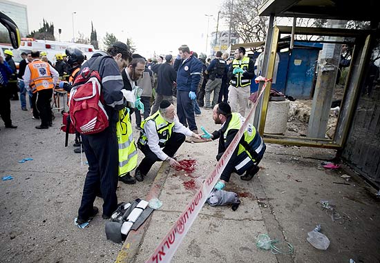 Equipes de resgate prestam atendimento aos feridos por exploso; governo considerou ataque terrorista