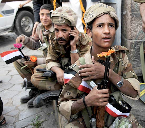 Soldados iemenitas participam de protesto contra o governo do ditador Ali Abdal Saleh