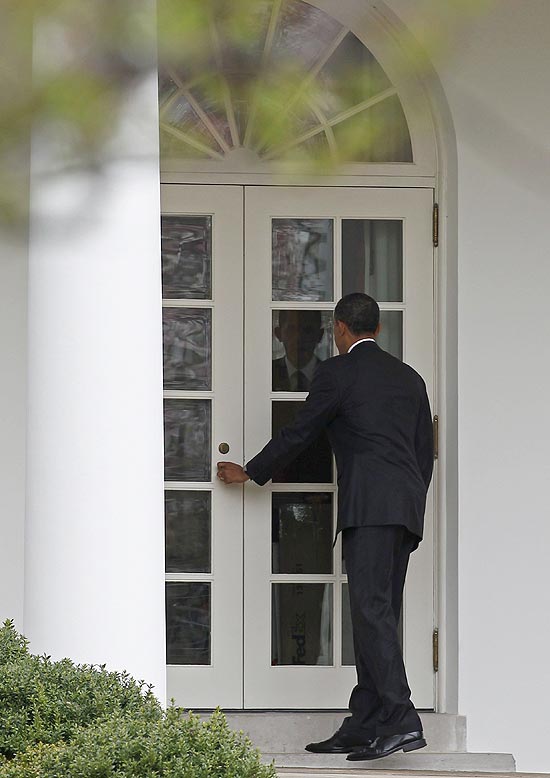 Obama tenta entrar na Sala Oval, mas percebe que porta está trancada