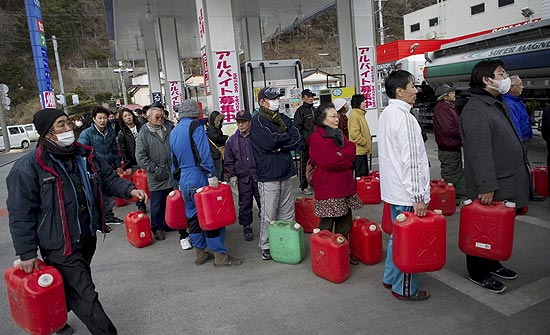 Japoneses fazem fila por gasolina em posto de Yamada, na província de Iwate; 17 mil estão desaparecidos