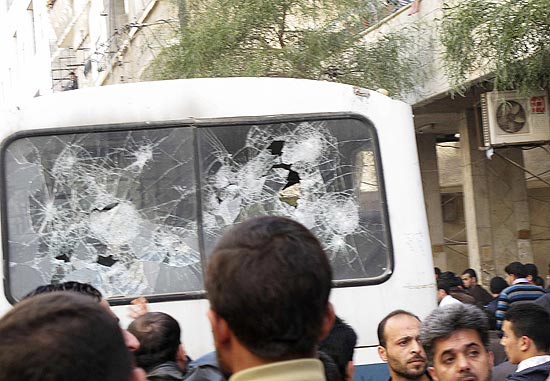 nibus  atingido por disparos efetuados por foras de segurana em Damasco; 20 teriam morrido na Sria