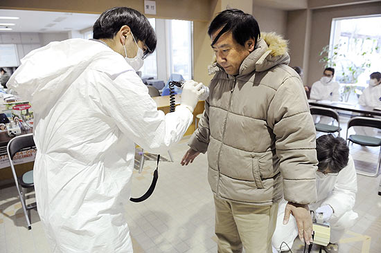 Homem passa por exame de radiação em Kawamata, Fukushima; técnicos feridos podem ter alta em breve