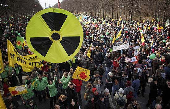 Manifestantes durante protesto em Berlim contra as usinas nucleares