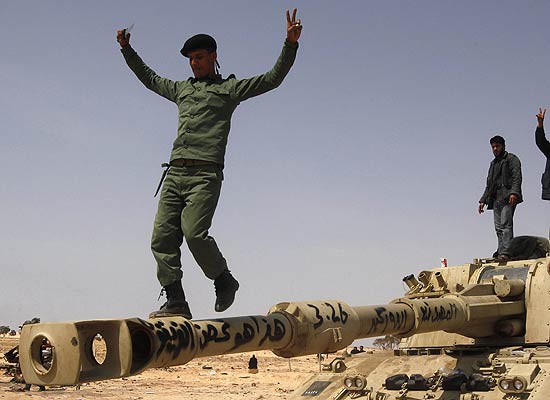 Rebeldes dançam e comemoram sobre tanques do Exército em Ajdabiyah; França abateu 7 aeronaves líbias