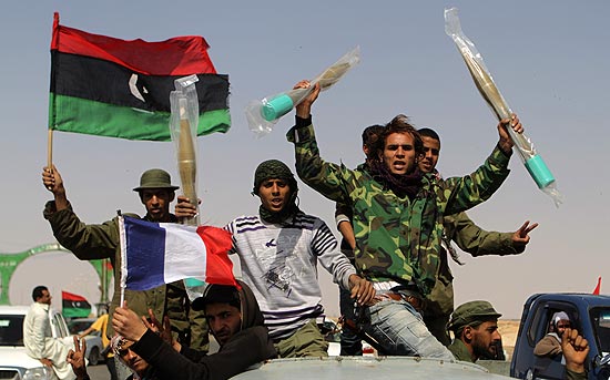 Em Ajdabiyah, cidade retomada ontem (26), rebeldes opositores comemoram com bandeiras da Frana e da Lbia