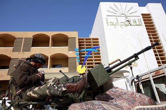 Rebelde descansa em Ras Lanuf, estratégica cidade portuária do leste retomada em confrontos no domingo