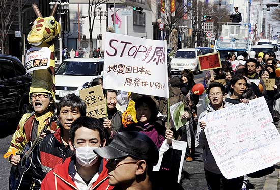 Manifestantes no Japo pedem o fechamento das usinas nucleares