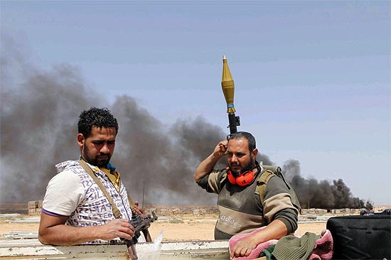 Rebeldes conversam a cerca de 120 km a leste de Sirte, cidade disputada entre tropas do governo e rebeldes