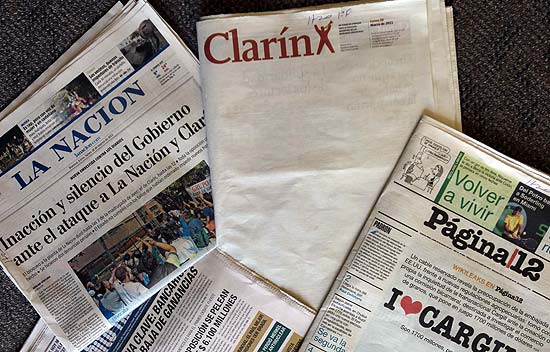 Protestos sindicais interromperam entrega do "Clarín" no domingo (27); jornais dizem que governo ignorou ordem judicial