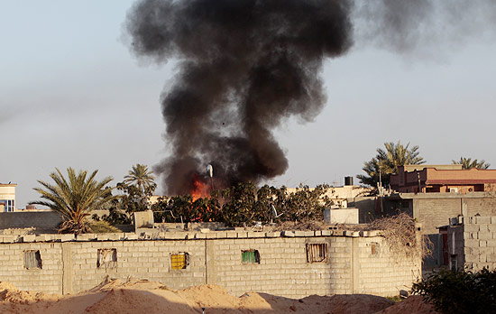 Misrata, no oeste, tambm  alvo de ataques da coalizo internacional; cidade  disputada por rebeldes e governo