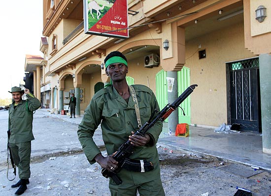 Soldado do Exrcito leal ao regime posa em Misrata; pontos-chave para a retaguarda de Gaddafi foram atingidos