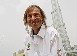 Alain Robert, o "homem aranha francs", escalou prdio mais alto do mundo, em Dubai; subida levou mais de seis horas