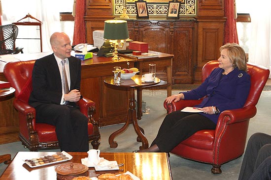 Hillary Clinton encontra-se com o chanceler britnico, William Hague, pouco antes da reunio sobre o destino da Lbia,