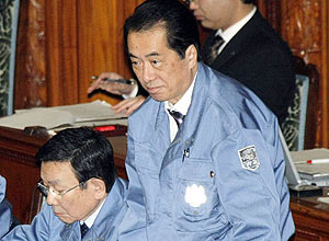 No Parlamento japons, o premi Naoto Kan reage s crticas da oposio, que o acusou de ser "irresponsvel" durante crise