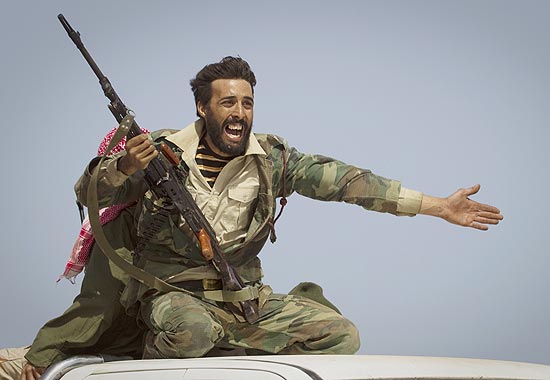 Rebelde lbio pede que colegas fujam de disparos das foras de Gaddafi nos arredores de Bin Jawaad