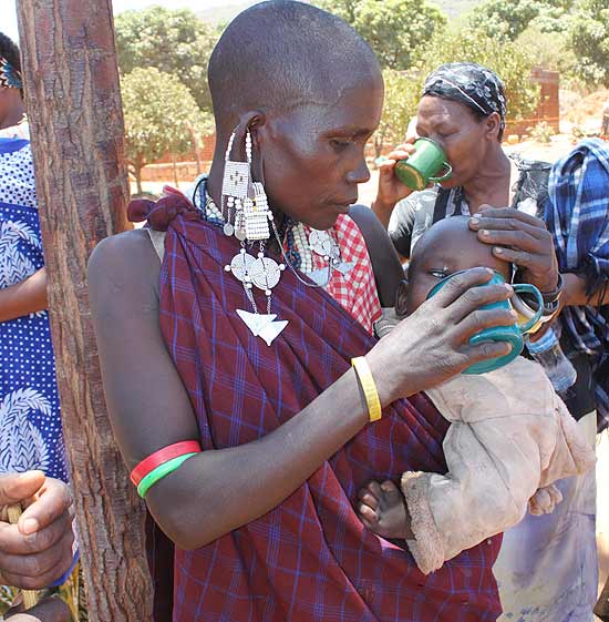Mulher aguarda na fila por poo milagrosa do reverendo Ambilikile Babu Mwasapile, 76, em regio remota