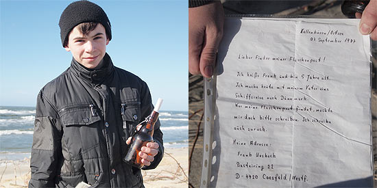 Daniil Korotkikh mostra carta que encontrou em uma garrafa em praia de Morskoye (Rssia)