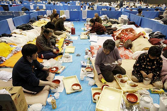 Desabrigados comem em centro em Kesennuma, em Miyagi; quase trs semanas aps o tremor