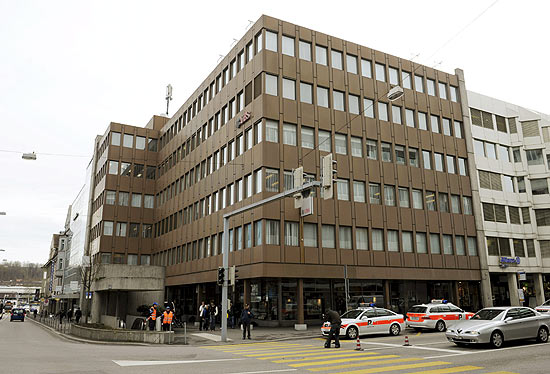 Policiais vigiam prdio onde fica a Swissnuclear, em Olten; duas funcionrias ficaram levemente feridas