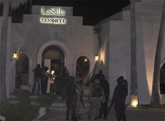 Policiais e soldados do Exército mexicano isolam prédio do jornal 