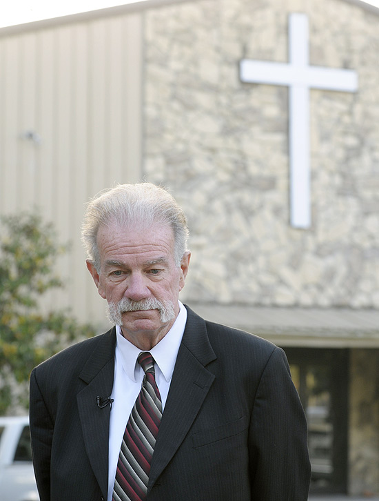 O pastor Terry Jones, em frente  sua igreja, "Dove World Outreach Center", em Gainesville, Flrida