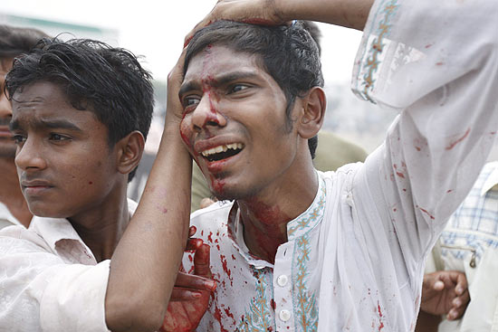 Estudante de Bangladesh fica ferido em protesto contra lei que dá direitos iguais sobre herança às mulheres