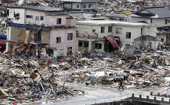 Imagens mostram destruição na cidade de Ofunato; governo deve revisar medidas de emergência após desastre nuclear