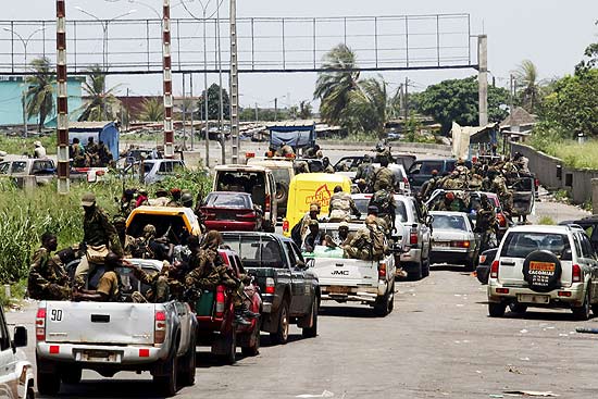 Comboio de tropas leais a Alassane Ouattara se prepara para lanar ofensiva em Abdij; presidente est cercado