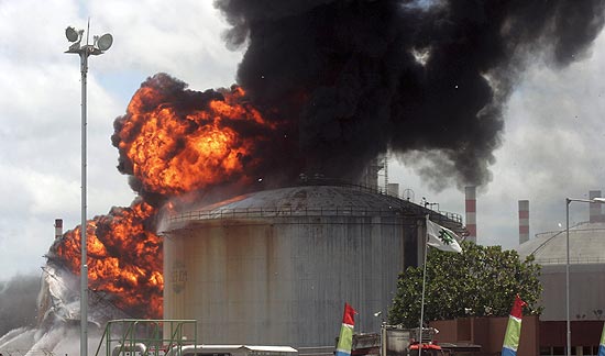 Fumaa e fogo podem ser vistos em um dos tanques da refinaria Pertamina's Cilacap, que pegou fogo no sbado (2)