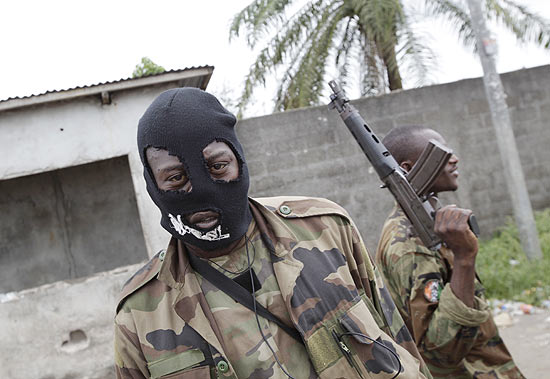 Soldados leais a Alassane Ouattara faz guarda em posto de segurana em Abdij