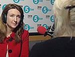 Kelly Bickell (de costas) conversa com a apresentadora Victoria Derbyshire