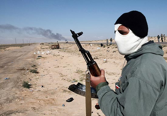 Rebelde lbio participa de batalha pelo controle de Brega, disputada h seis dias com as foras de Gaddafi