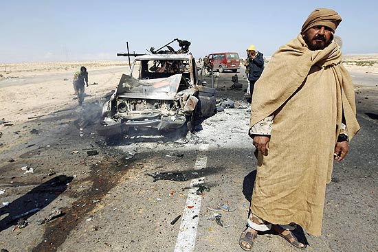 Veculo dos rebeldes fica destrudo aps ser atingido por foguete das foras leais a Muammar Gaddafi