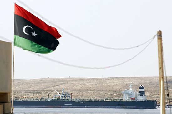 Petroleiro grego Equator zarpa do porto de Tobruk; carregamento de petrleo pode ajudar a financiar rebeldes