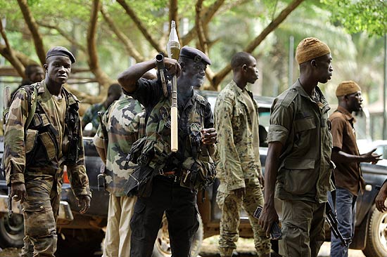 Soldados leais ao presidente eleito Ouattara preparam-se para ataque  resdincia do lder Laurent Gbagbo