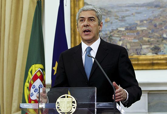 Imerso em crise, premiê demissionário de Portugal José Sócrates anunciou pedido de socorro à União Europeia