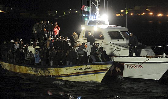 Barco com imigrantes chega à Lampedusa; naufrágio de outra embarcação deixou 15 mortos e 130 desaparecidos