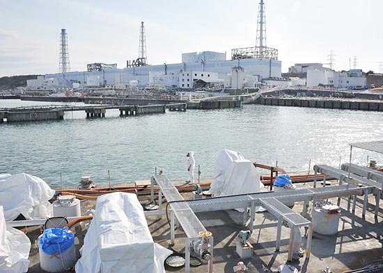 Navio militar dos EUA leva gua limpa para a usina de Fukushima Daiichi, no Japo