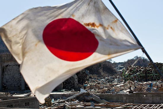 Bandeira japonesa balana com o vento em meio aos destroos deixados por terremoto em Onagawa