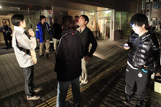 Hóspedes saem de hotel em Ichinoseki após terremoto de magnitude 7,1 que deixou feridos e causou apagões