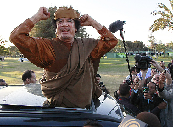 O ditador Muammar Gaddafi acena para seus apoiadores em Trpoli, na Lbia, em uma rara apario pblica