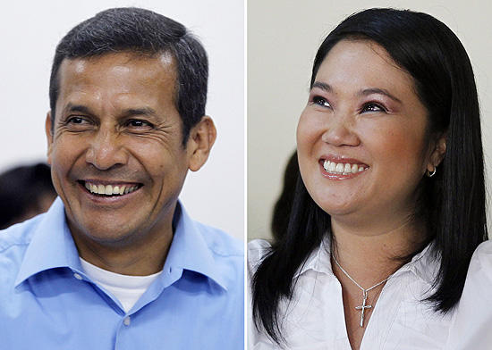 Os candidatos à presidência do Peru, Ollanta Humala (esquerda) e Keiko Fujimori posam para fotos em votação
