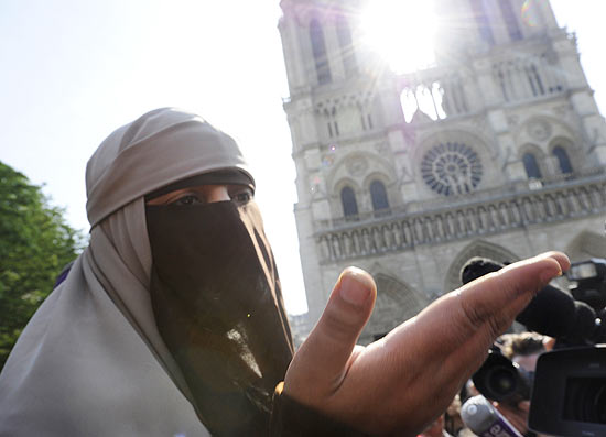 Kenza Drider usa um niqab na cidade de Avignon; duas mulheres so presas durante manifestao em Paris