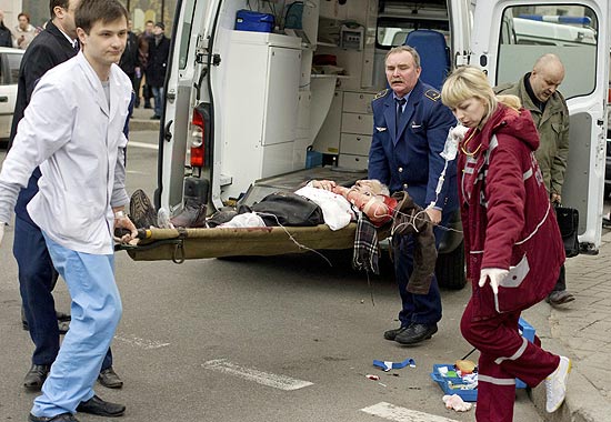 Feridos so carregados em macas aps exploso no metr em Minsk que matou 12 e feriu mais de 150 pessoas