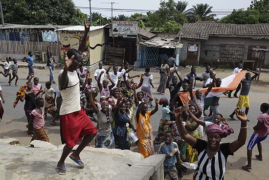 Moradores de Abidj comemoram priso de Laurent Gbagbo; novo presidente anunciou "era de nova esperana"