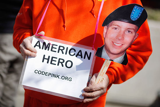 Manifestante protesta contra prisão do soldado que vazou informações para o Wikileaks, Bradley Manning