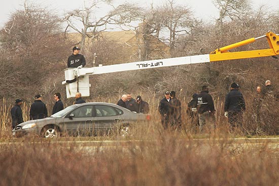 Polcia inspecionou local onde dez corpos foram encontrados em Long Island. h suspeitas de ao de serial killer